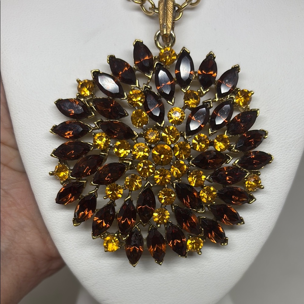 Vintage ‘very 70’s’ Floral Pendant Necklace